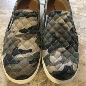 Womens Torrid 11W camo slip-ons